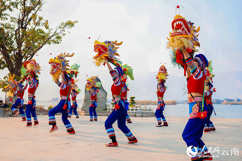 新春走基层云南大理板凳龙舞迎龙年
