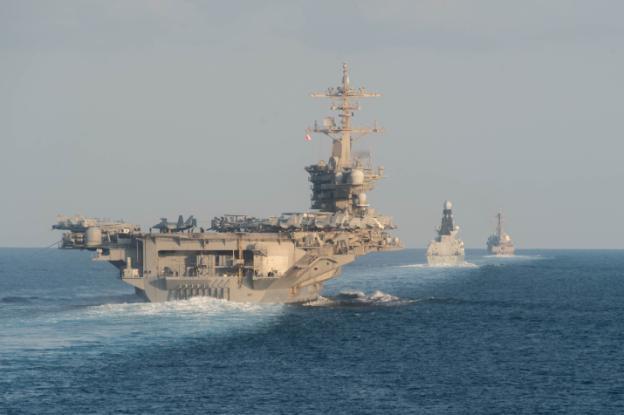 美军公布林肯号航母穿越霍尔木兹海峡画面