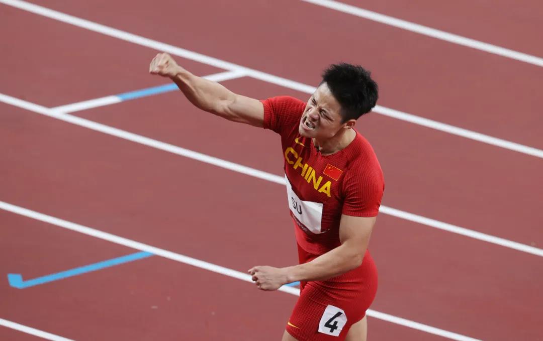 苏炳添以9秒83——半决赛排名第一的成绩跻身决赛，并打破亚洲纪录。