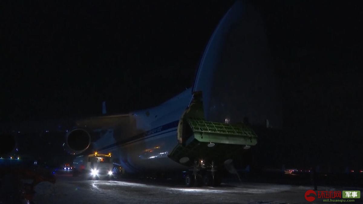 安-124运输机连夜驰援美国