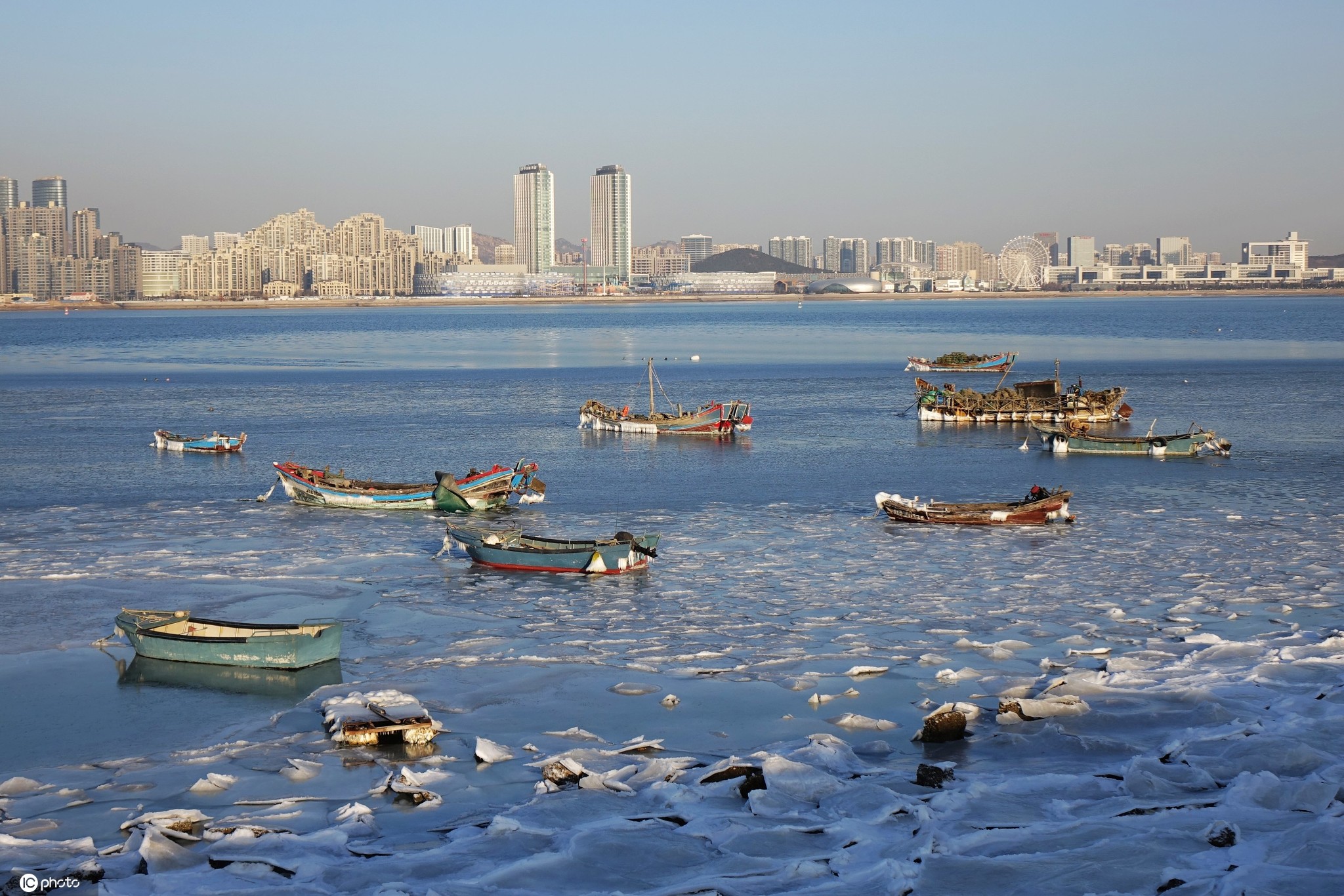寒潮天气后山东青岛西海岸沿海宛若进入冰川时代