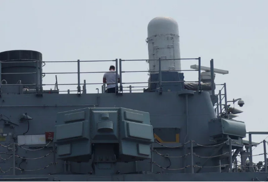 台海军基隆级舰现役AN/SLQ-32（V）3电战系统（左下）。（图片来源：台湾《联合报》）