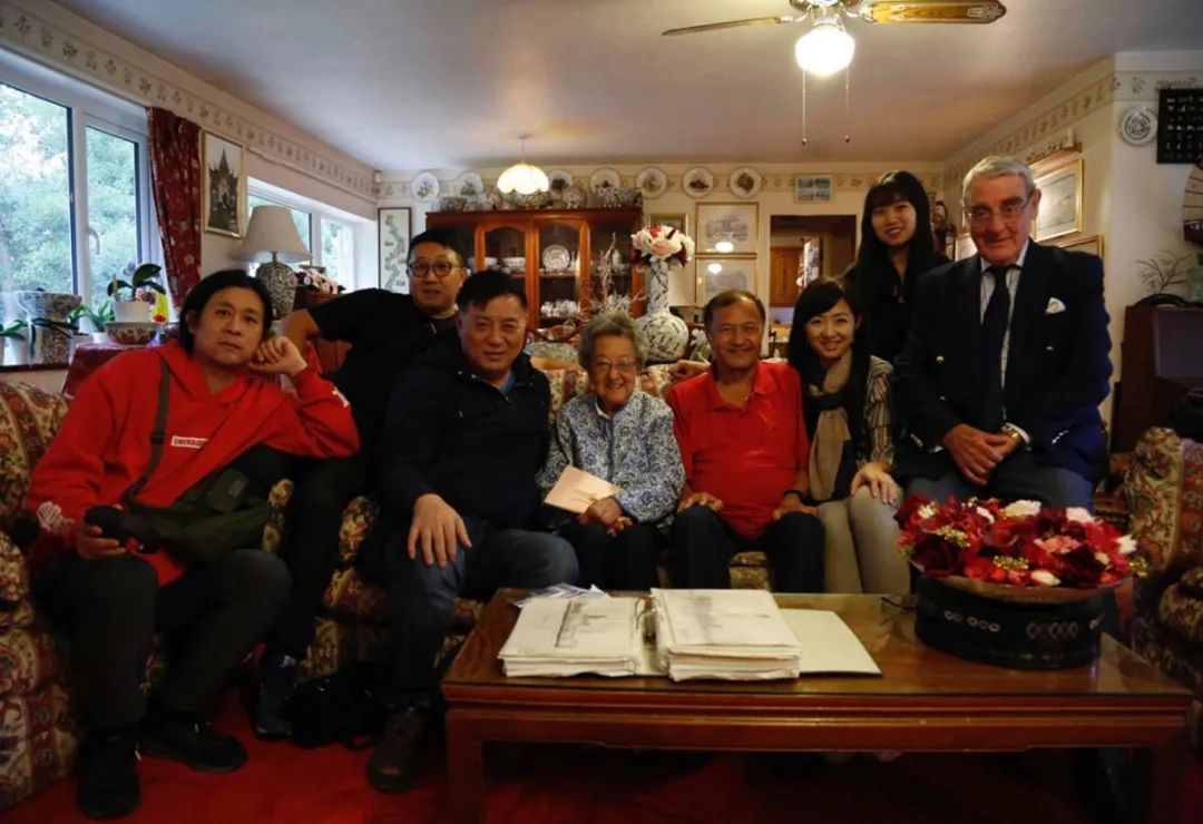 方励与幸存者Andrew Salmon的家人。