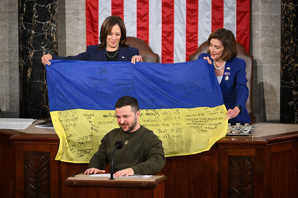 （美国副总统哈里斯和众议院议长佩洛西展示带有乌士兵签名的乌克兰国旗 图自美媒）