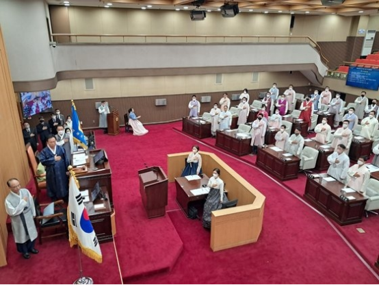 韩国忠清北道议员12日集体穿着韩服出席道议会今年首场临时会议。 图自韩媒