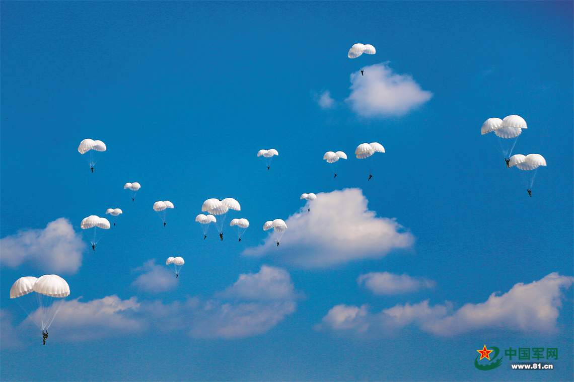 伞花漫天,空降兵某旅开展集群伞降要点夺控演练影像