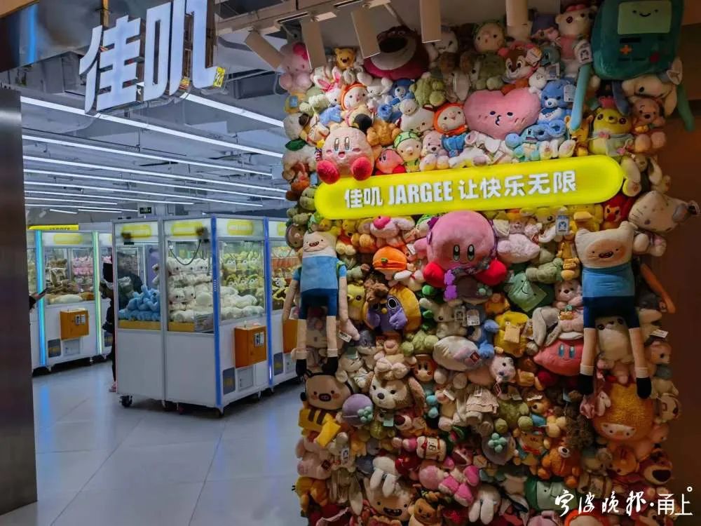 整墙的毛绒玩具几乎成了这类店的标配,强烈的视觉