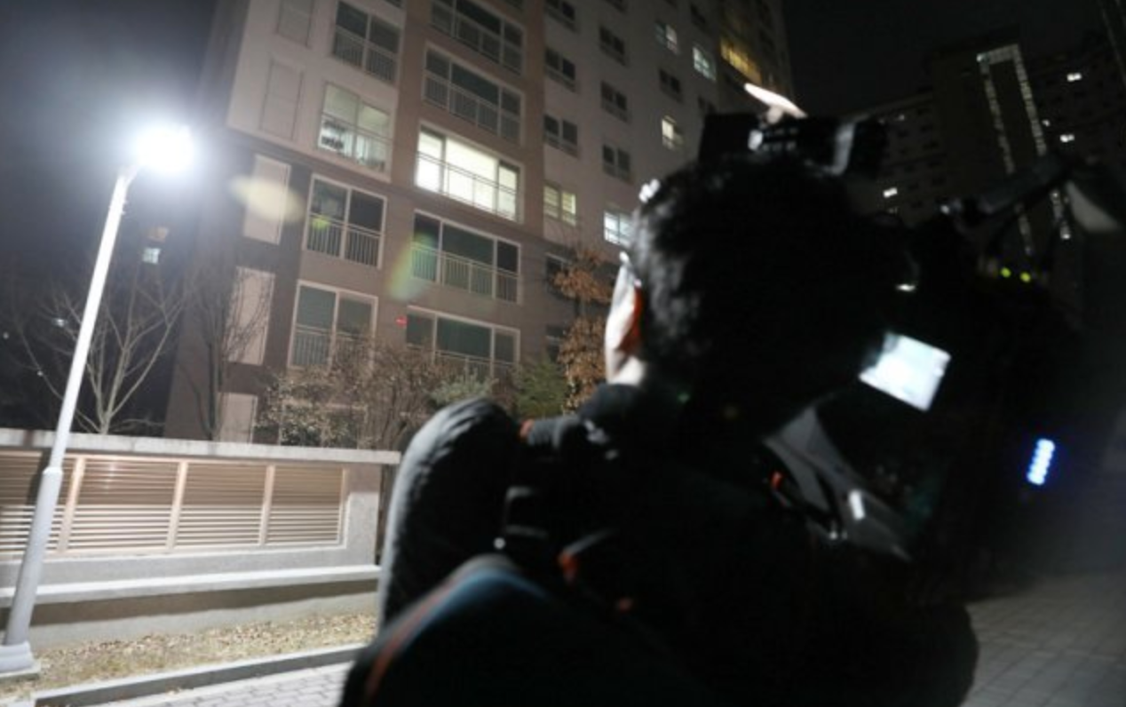 当地时间9日晚，记者正在全某居住的公寓进行现场采访。图源：韩媒