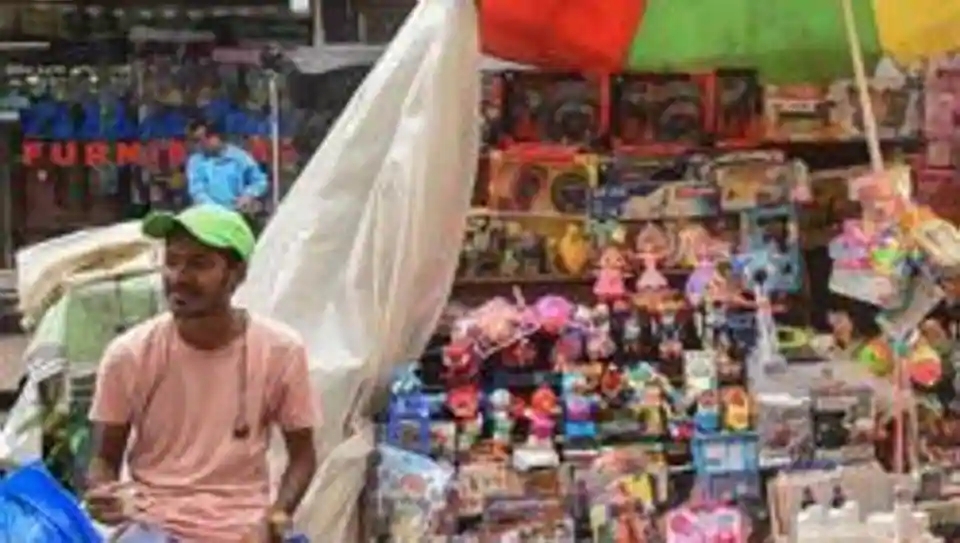 印度加尔各答路边的一个小摊上，一名小贩在卖中国制造的产品（图源：印媒）