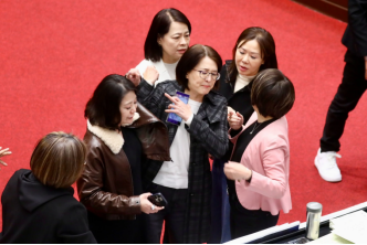 吴思瑶（左二）与王鸿薇（右三）爆发拉扯冲突。图源：台媒