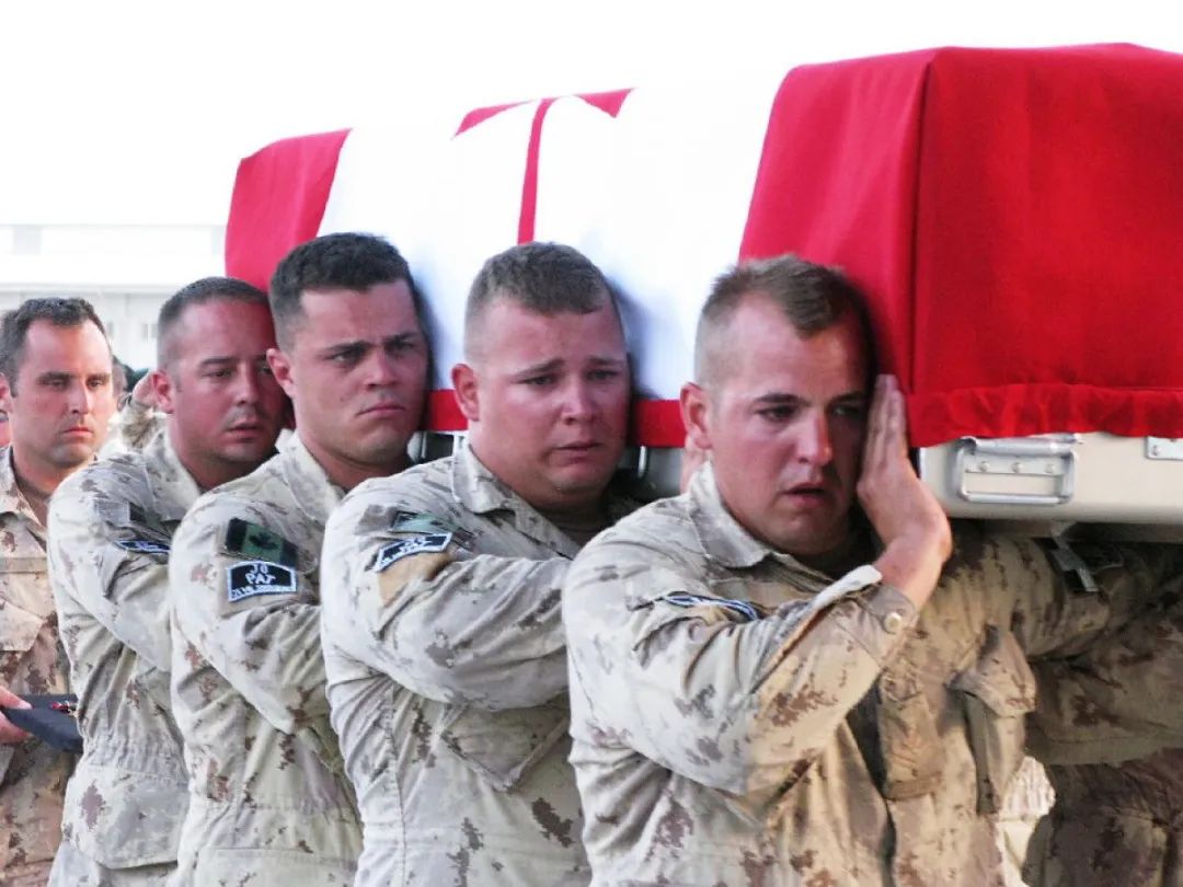 ▲ 2009年6月，加拿大士兵在坎大哈机场为在一场直升机坠毁事件中丧生的两名战友举行告别仪式。