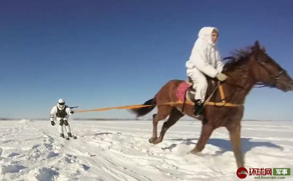 战马拉着俄军士兵在雪地上滑行