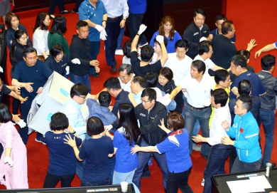 蓝绿“立委”爆发肢体冲突（图片来源：台湾《联合报》）