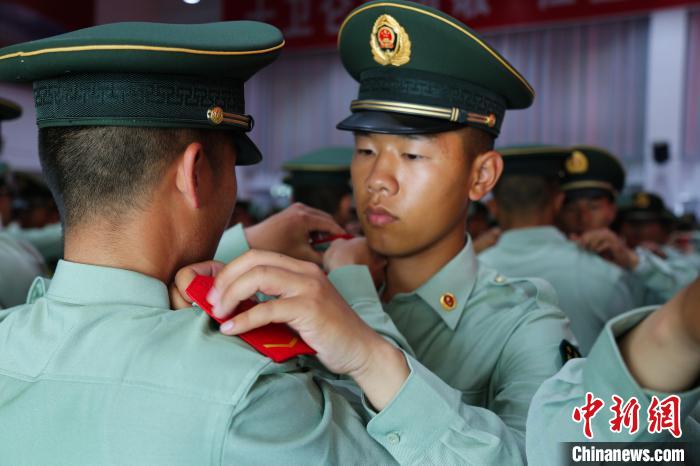 軍旅成人禮武警青海總隊1200餘名新兵授銜