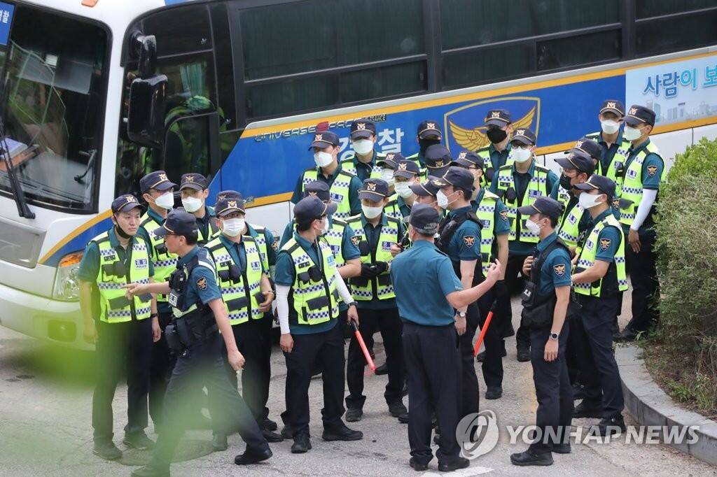 韩国警方在卧龙公园一带展开搜寻工作