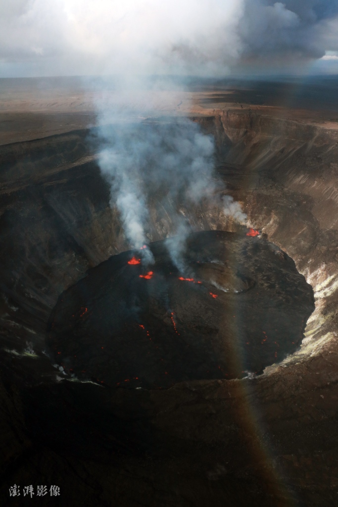 美国基拉韦火山继续喷发岩浆几乎填满火山口