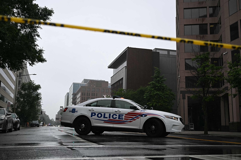5月22日，美国华盛顿，国会犹太博物馆外，华盛顿特区警察局的巡逻车封锁了街道。（视觉中国）