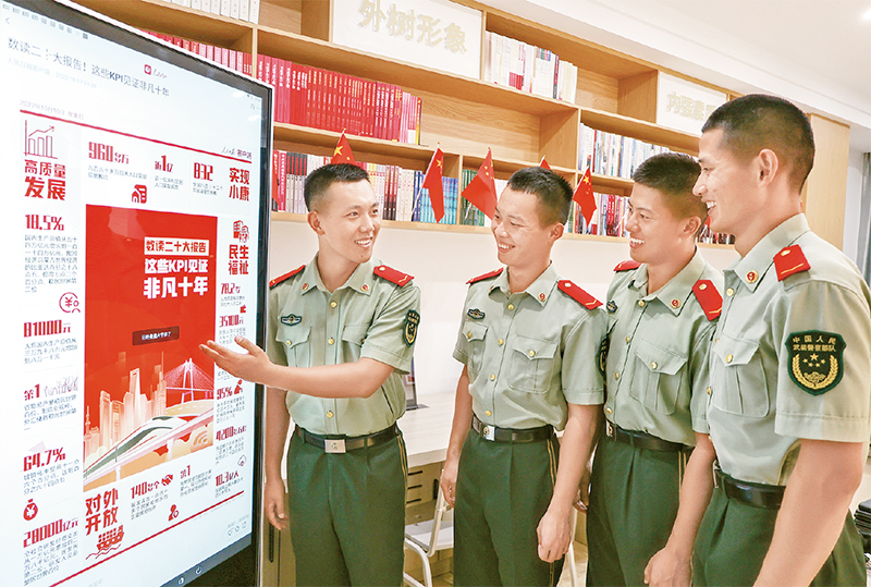 图为2022年10月17日,驻守在海南省三沙市永兴岛的武警海南总队海口支队机动四中队战士利用电子读报器学习党的二十大精神。 人民视觉 雷辙/摄