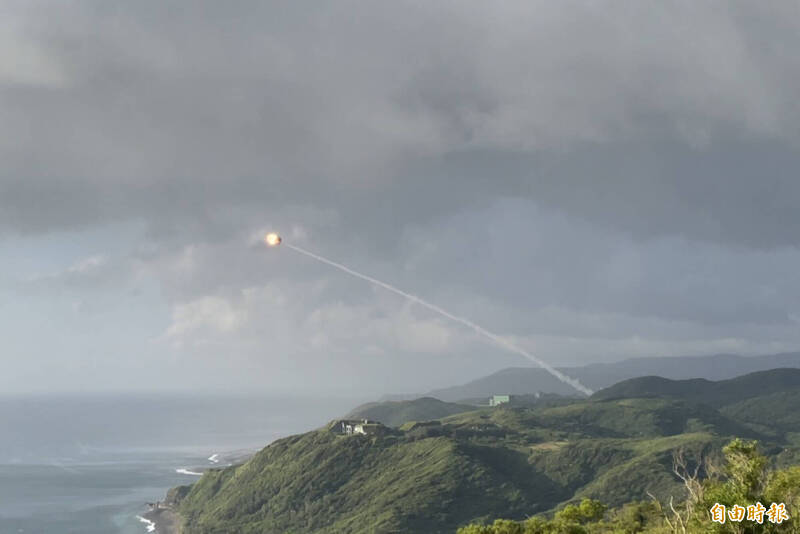15日，台湾九鹏基地爱国者飞弹试射，竟出现近距离自爆状况。图自台湾中时新闻网