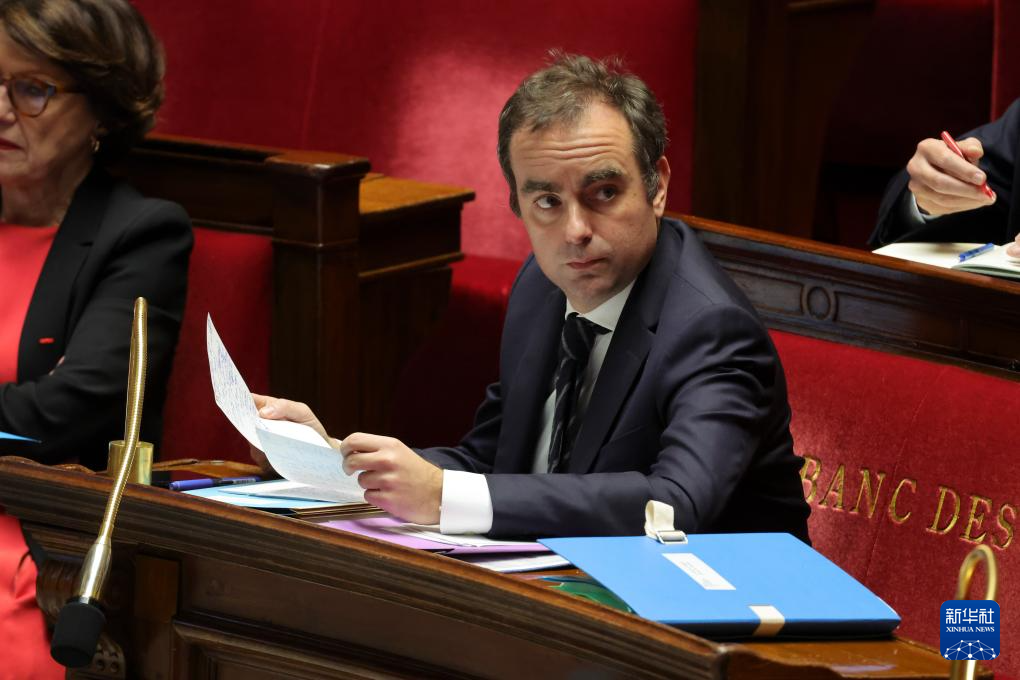 1月14日，在法国首都巴黎，法国总理勒科尔尼出席国民议会会议。新华社发（亨利·施瓦茨摄）