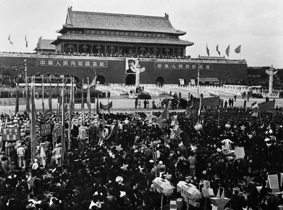 中华人民共和国的成立，彻底结束了旧中国半殖民地半封建社会的历史，彻底结束了旧中国一盘散沙的局面，实现了几代中国人梦寐以求的民族独立和人民解放，使亿万中国人民成了国家、社会和自己命运的主人，中国人从此站立起来了，中国历史开启了新纪元。图为1949年10月1日，首都30万军民在天安门广场参加开国大典活动，欢呼新中国诞生。新华社发