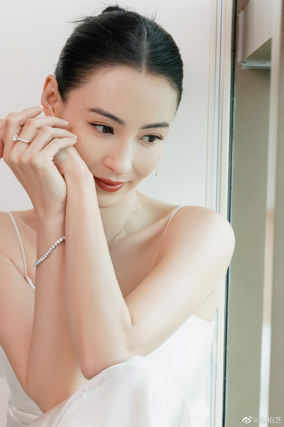 张柏芝穿白色吊带长裙低盘发造型优雅温婉