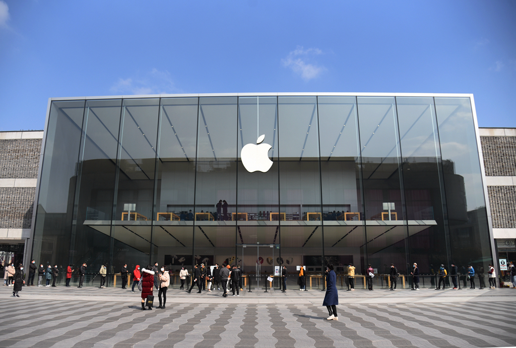 杭州苹果店实行预约制02顾客自觉排队保持距离