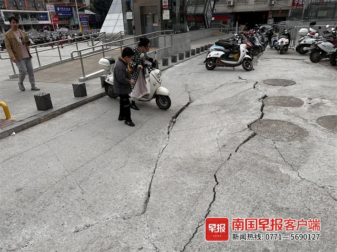 内蒙古一高速路面塌陷多车被困，致2死4伤，官方回应|内蒙古|高速|塌陷_新浪新闻