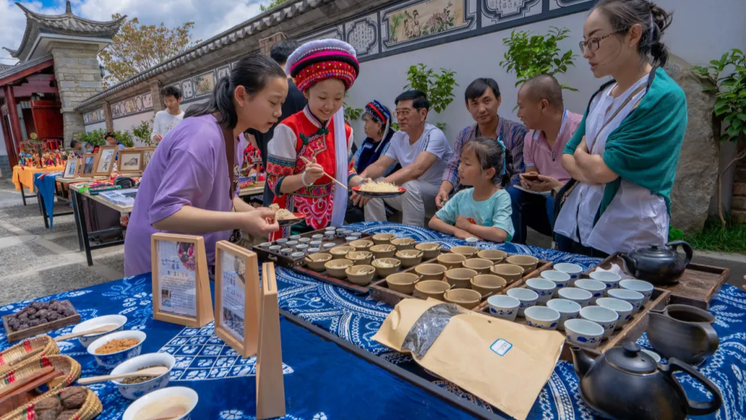 中和村“新旧”村民正在品尝白族三道茶（央广网发 大理州融媒体中心供图）