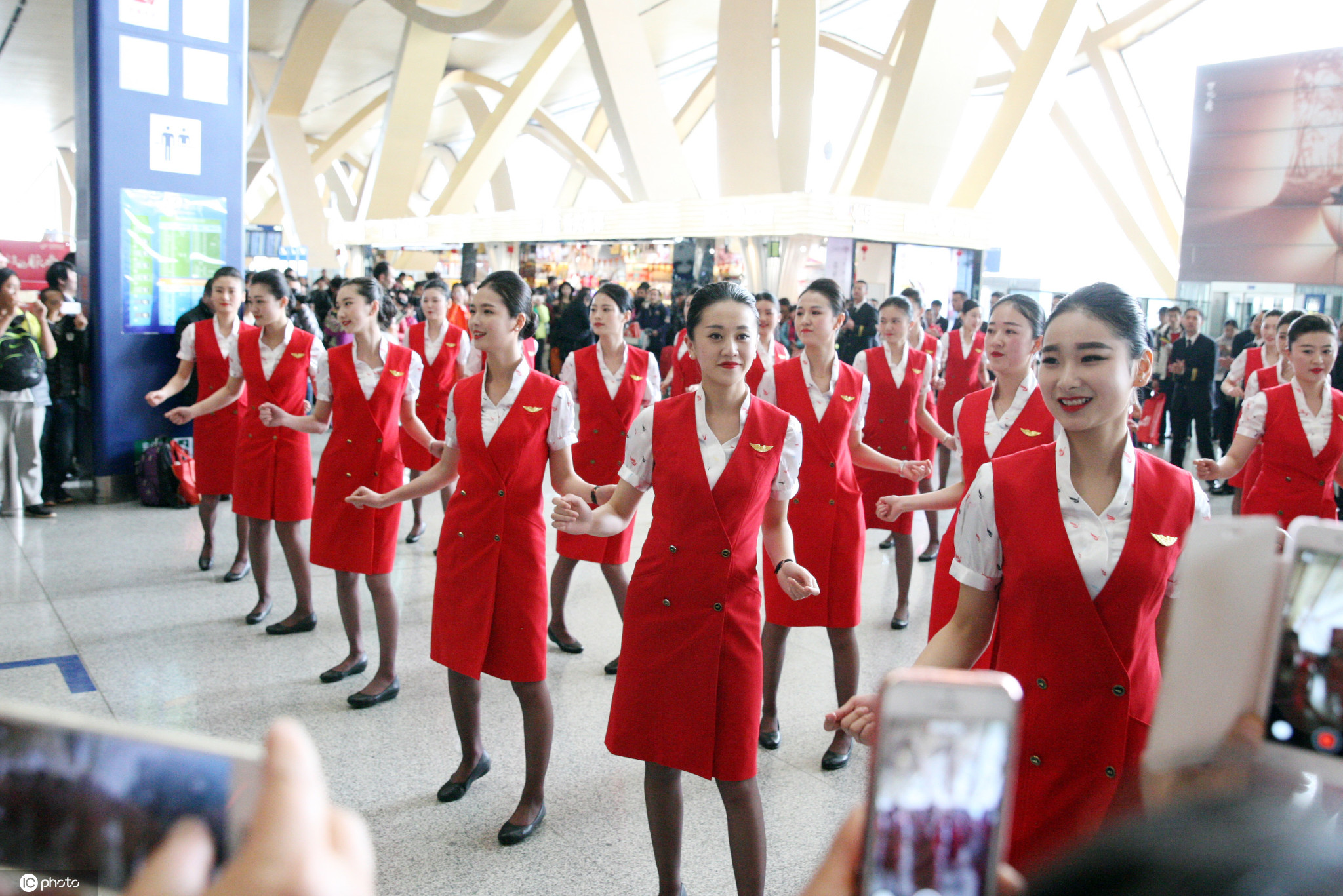 昆明航空发布新款乘务员制服融入云南特色民族元素