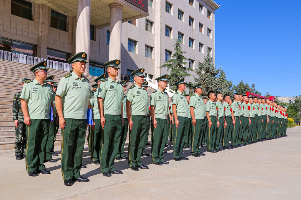 向您敬最後一個軍禮光榮的武警部隊旗武警甘肅省總隊武威支隊舉行士兵