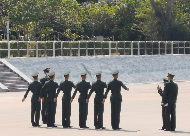 中式队列培训班由解放军驻港部队三军仪仗队成员教授。图自港媒