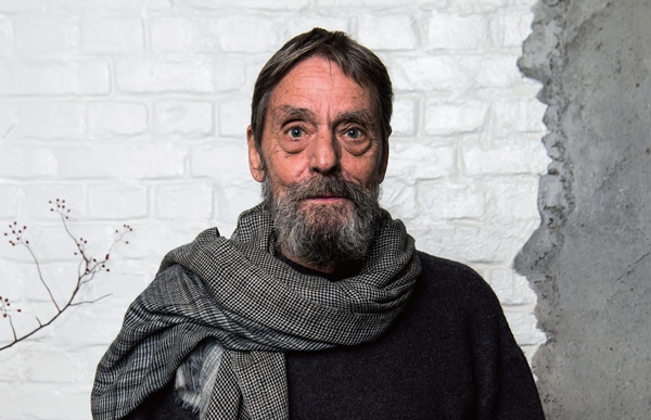 穿黑色外套,两鬓斑白的高个男人,德国艺术家乌雷(ulay)走到行为艺术家