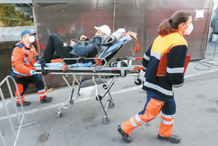 罗马尼亚首都布加勒斯特，救护人员将一名新冠肺炎患者送到布加勒斯特大学急救医院。克里斯泰尔 摄（新华社发）