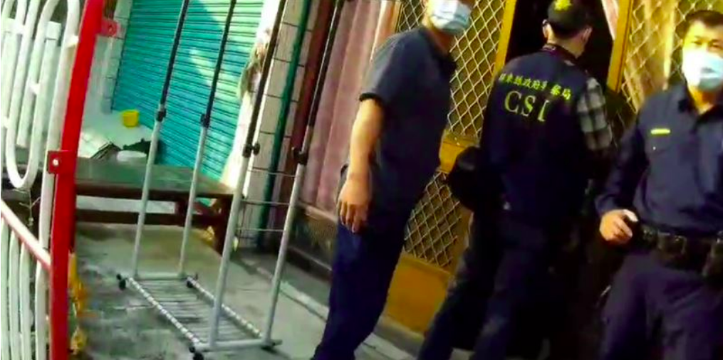 警方进入叶家调查。图自台湾“中时新闻网”