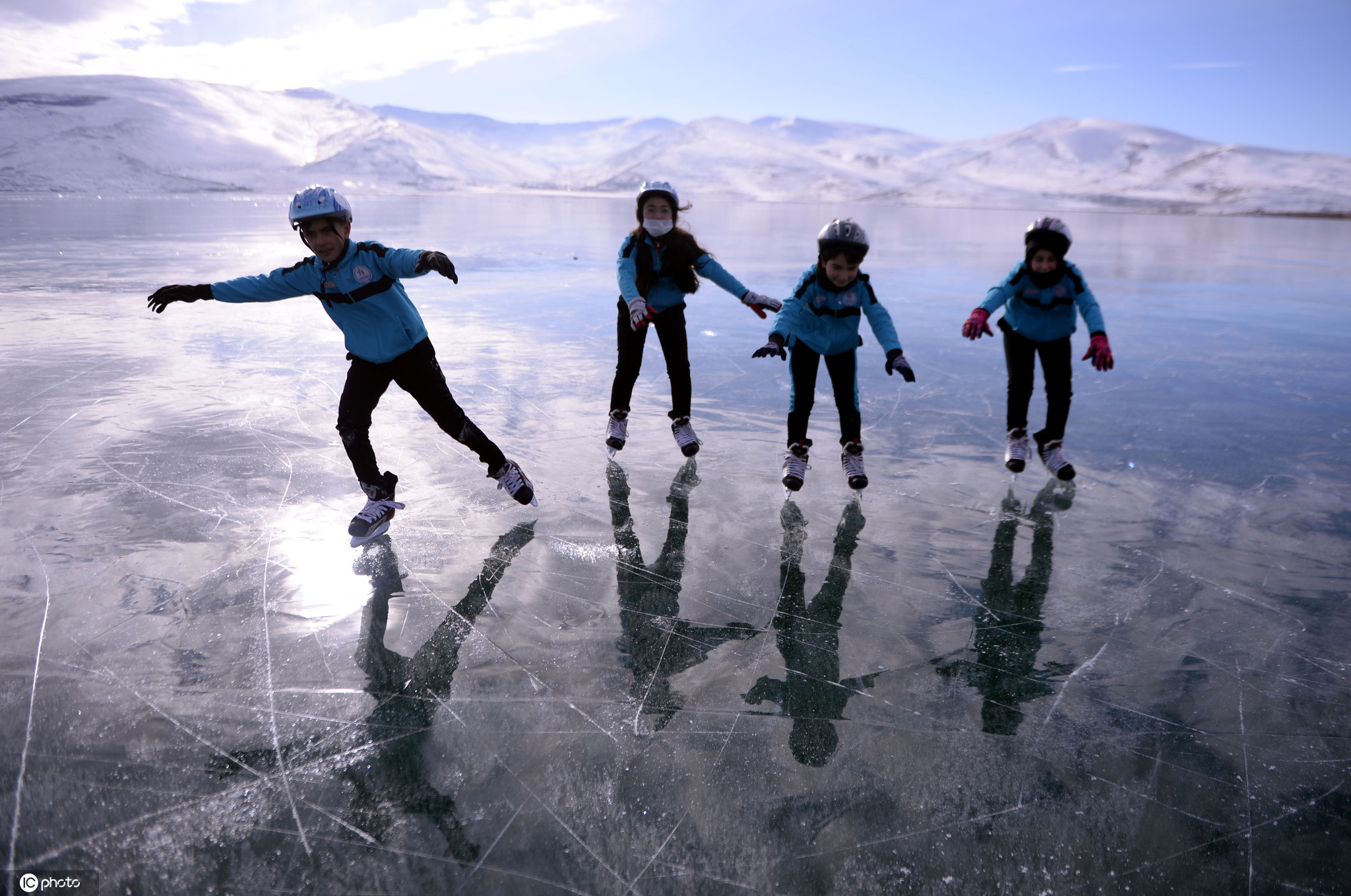 土耳其湖面结冰 儿童玩滑冰嗨翻天