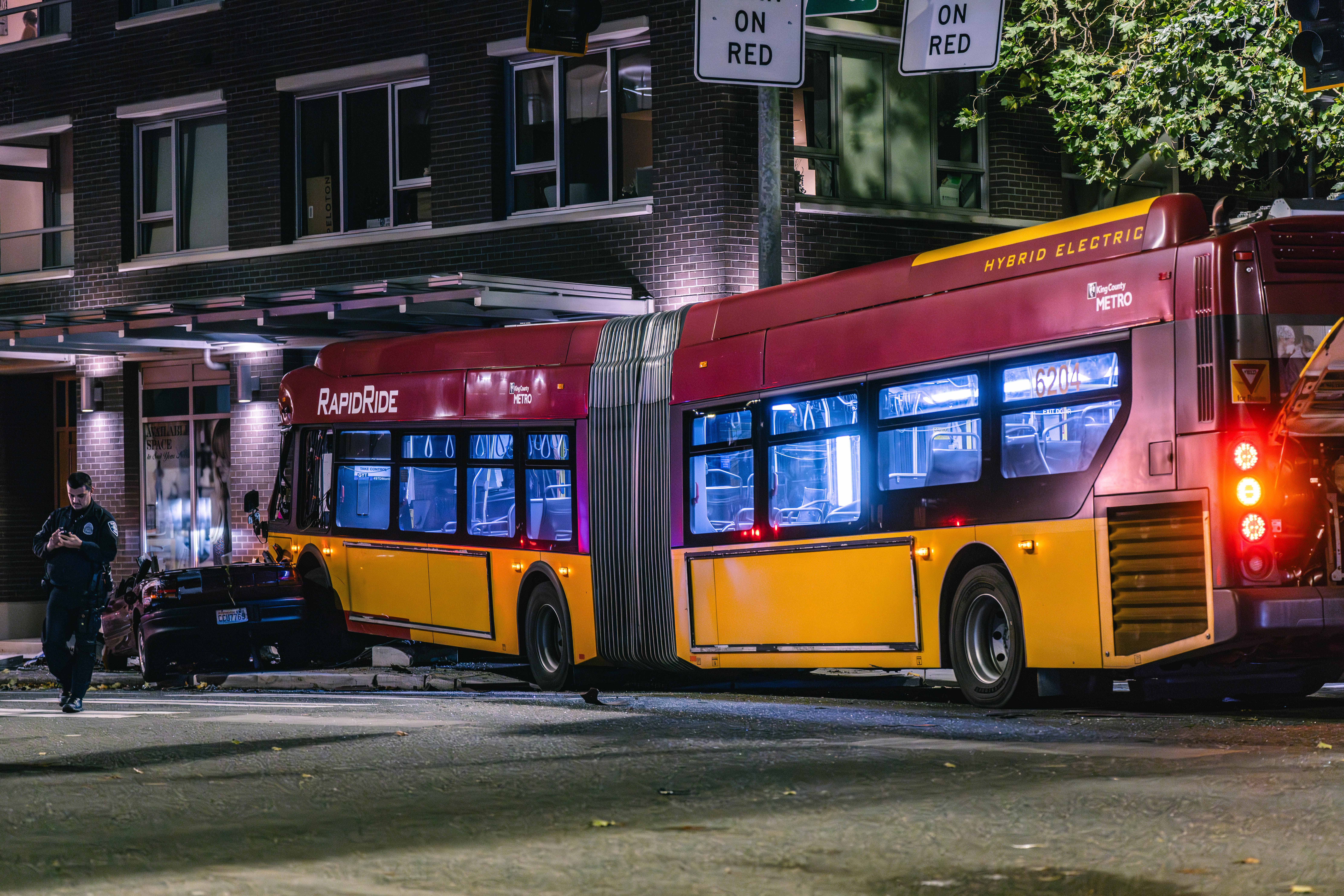 美国西雅图发生涉及公交车的碰撞事故 致1死12伤