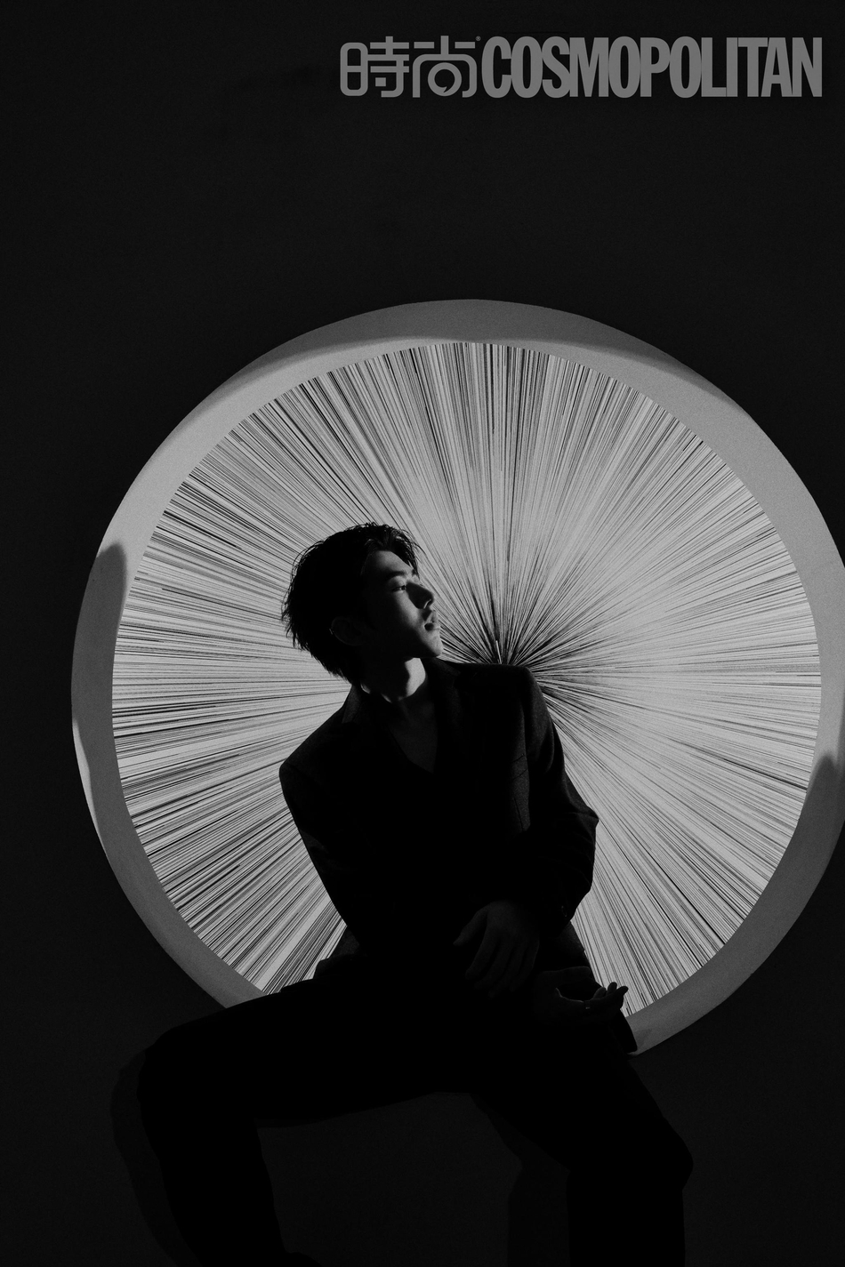 蔡徐坤一身黑色02帅气十足