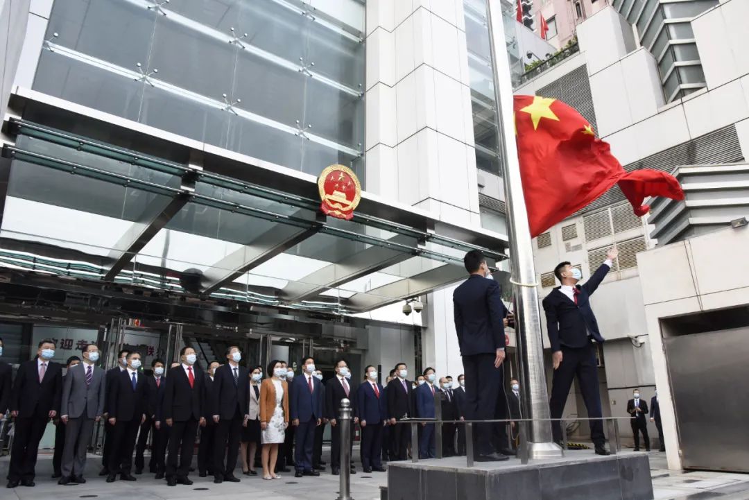 在场人员向国旗行注目礼.