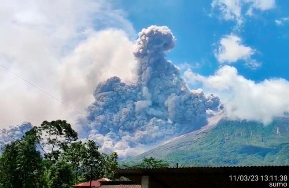 当地时间3月11日，印尼默拉皮火山喷发 图源：外媒