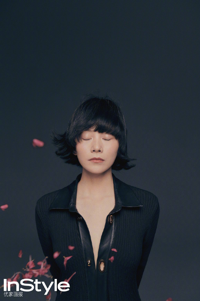 海清披头士的黑色短发造型出镜 成熟简约的复古格调