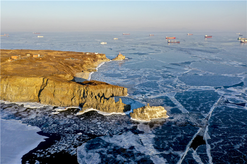 俄罗斯符拉迪沃斯托克冬季美景 日落下的浮冰美如画卷