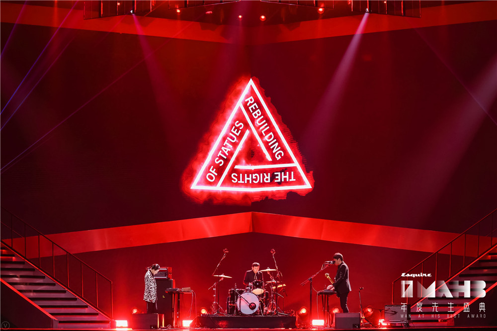 重塑雕像的权利压轴演唱《hailing drums》