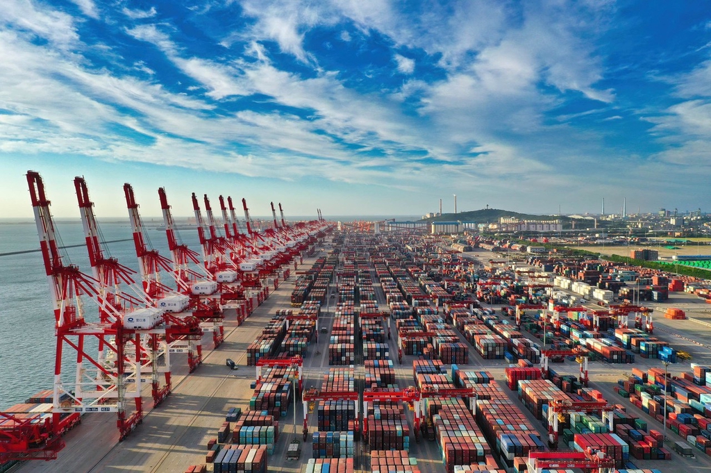 辽宁营口集装箱列队排满营口港