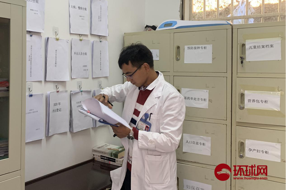 图为张先国进行工作记录。 环球网记者 高蓉杰 摄