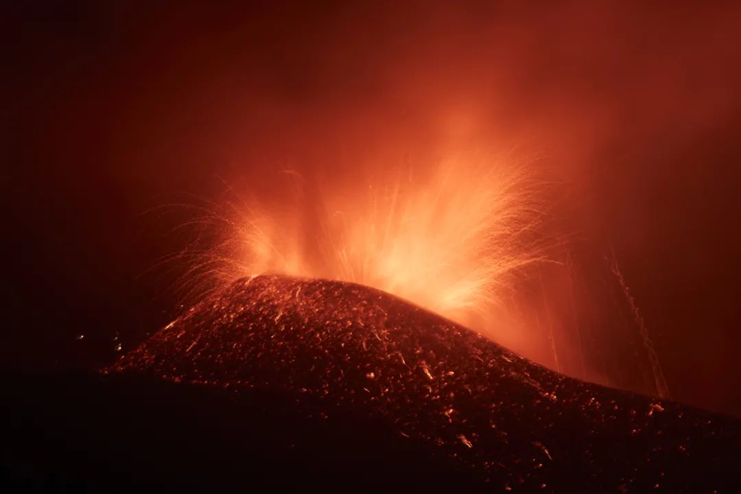 这是9月23日在西班牙拉帕尔马岛拍摄的火山喷发景象.