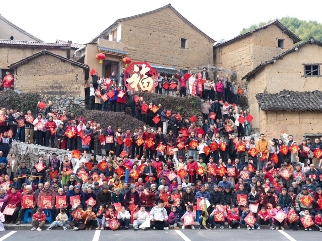 2月13日，在浙江省绍兴市新昌县儒岙镇东山村，全村男女老少欢聚一堂，用一张“全村福”定格团圆的美好瞬间。新华社发（章斌摄）