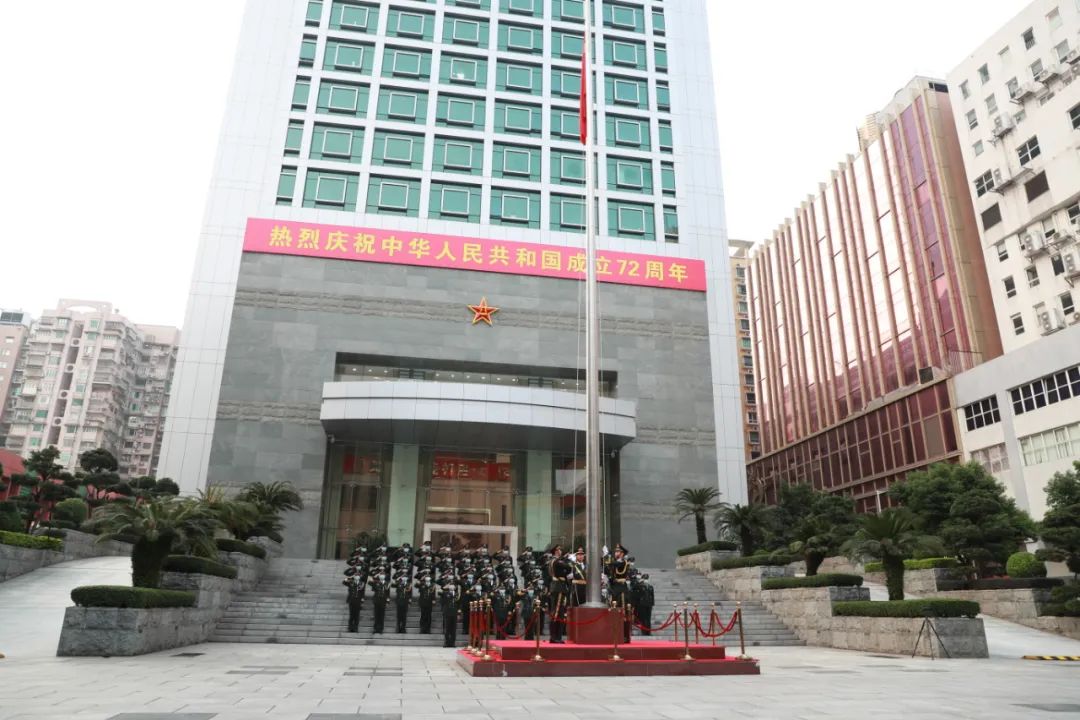 驻澳门部队多个营区同步举行升国旗仪式