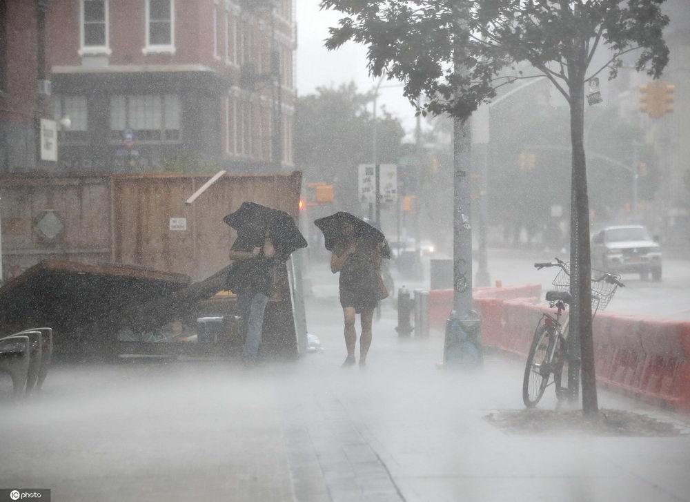 热带风暴伊萨亚斯登陆纽约 掀起狂风暴雨