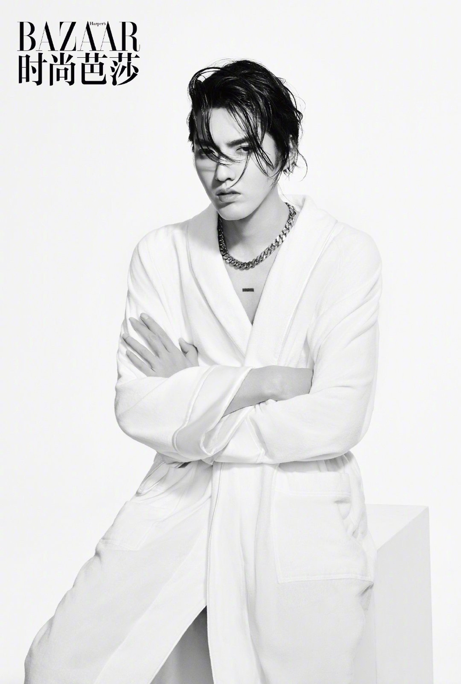 吴亦凡黑白时尚大片 浴袍造型性感撩人